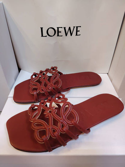 Loewe 
Size 36 to 41
Full boxed🎁

70 dhs🪙

Zain120
♥️♥️♥️