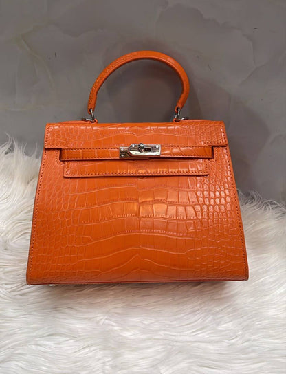 Hermes
25cm 
with box 
110 dhs🇦🇪🇦🇪
good quality

Zain136
♥️♥️♥️