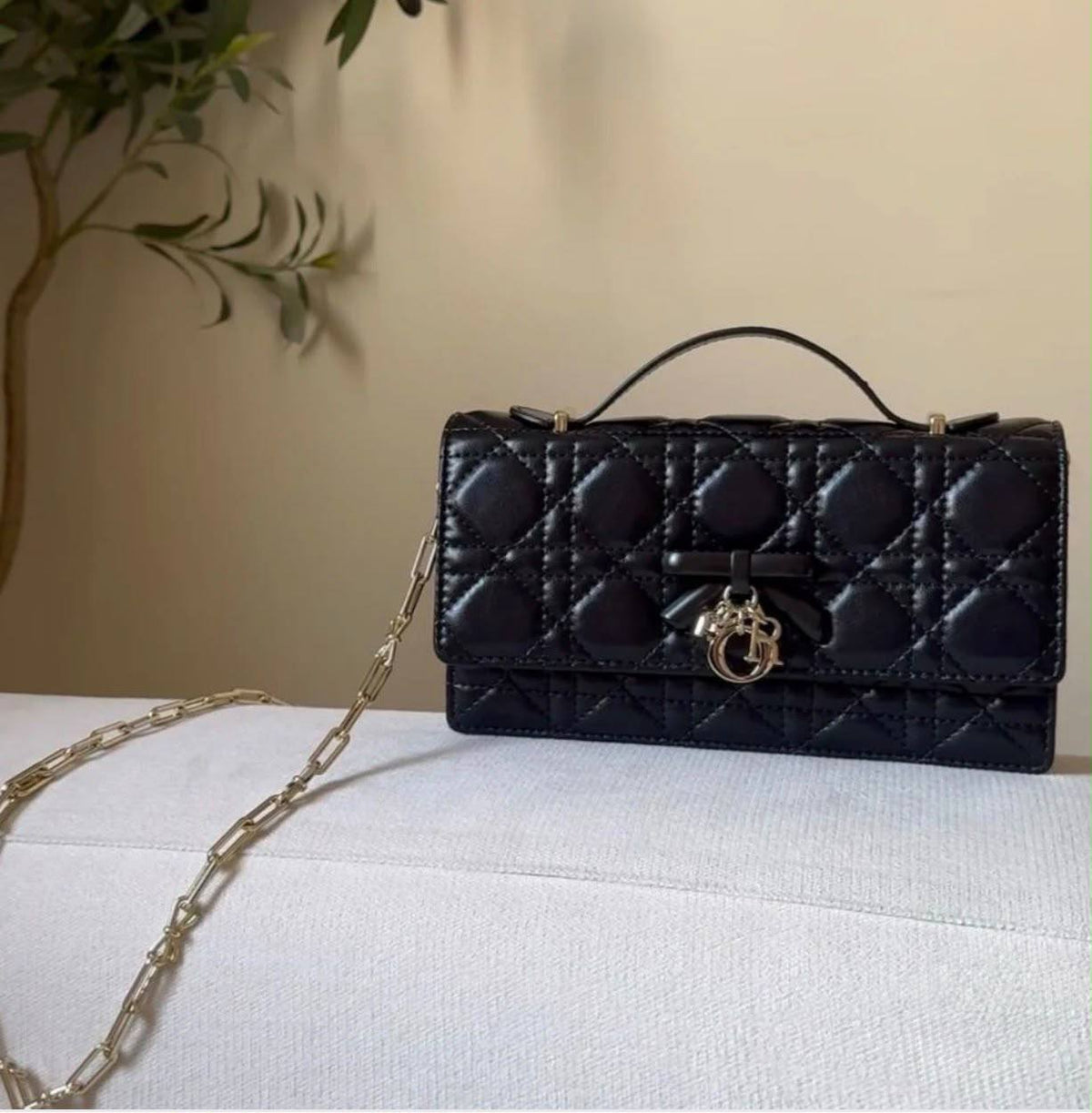 Dior
100 dhs🇦🇪🇦🇪

GOOD-quality 
with box

Zain35
♥️♥️♥️