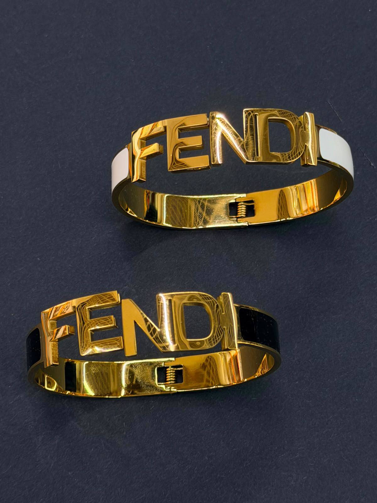 Offer Bangle
Non tarnished 
Available more designs 

20 dhs🇦🇪simple box 📦 
30 dhs🇦🇪name box 🗃️

Zain48
♥️♥️♥️