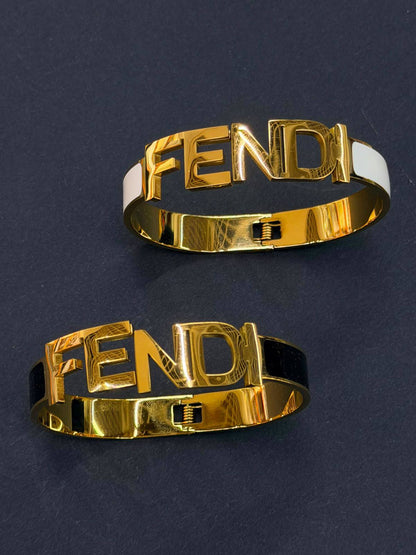 Offer Bangle
Non tarnished 
Available more designs 

20 dhs🇦🇪simple box 📦 
30 dhs🇦🇪name box 🗃️

Zain48
♥️♥️♥️