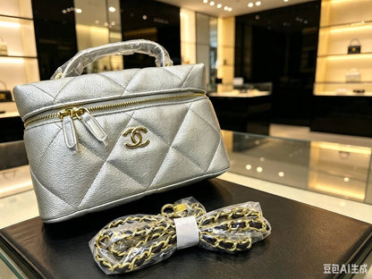 Chanel
100 dhs🇦🇪🇦🇪
With box

Zain07
♥️♥️♥️