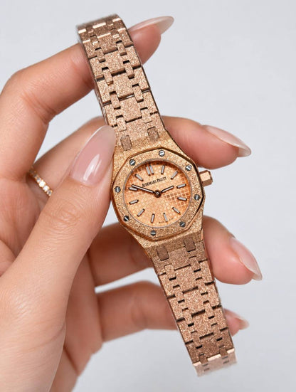 Ap watch for ladies 
good quality 
340 dhs✅
 (size 23mm )

Zain59
♥️♥️♥️