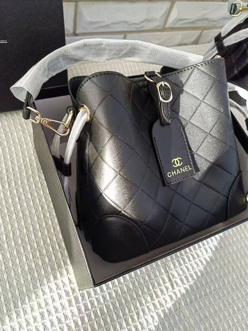 Bucket bag
Good quality 
110 dhs💓
With box 📦

Zain70
♥️♥️♥️