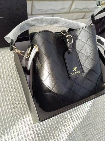 Bucket bag
Good quality 
110 dhs💓
With box 📦

Zain70
♥️♥️♥️