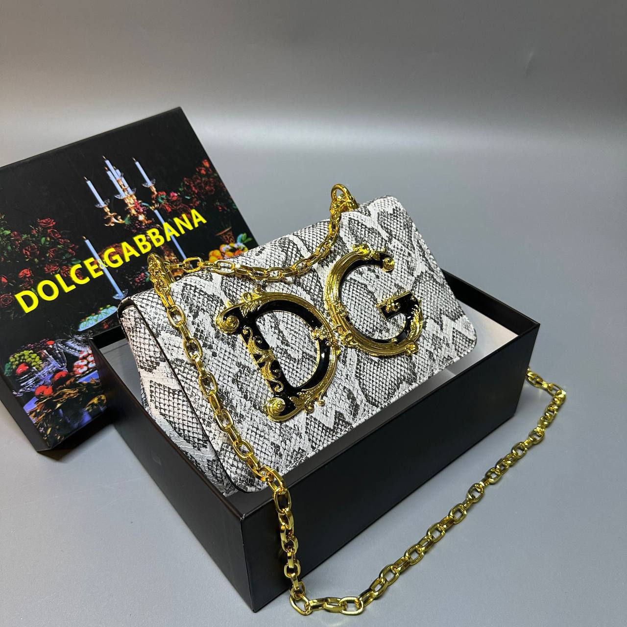 D&G
good quality 

with box 🎁🎁🎁

120 dhs✅

Zain39
♥️♥️♥️