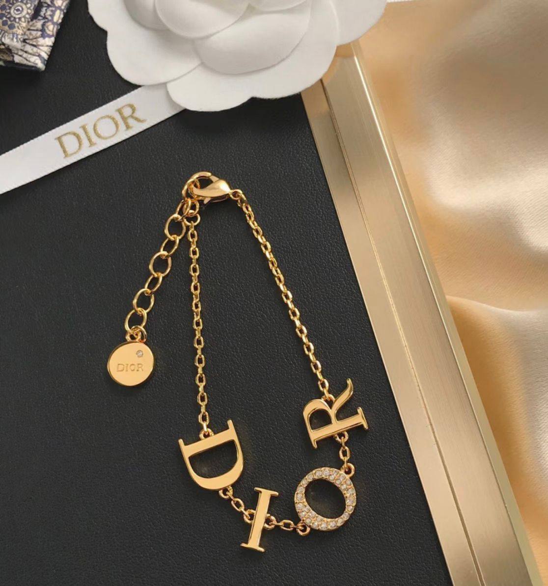 Dior 
Bracelet 💥
Master quality 💯
With normal boxes 📦 
55 dhs🇦🇪🇦🇪

With master box 🗃️ 
75 dhs🇦🇪🇦🇪

Zain216
♥️♥️♥️