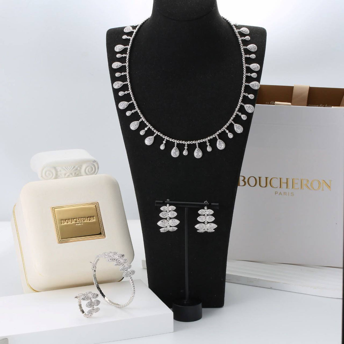 Boucheron set
Necklace 
Earrings 
Bangle 
Ring 💍 
Master quality

340 dhs🇦🇪 good box 🗃️

Zain48
♥️♥️♥️