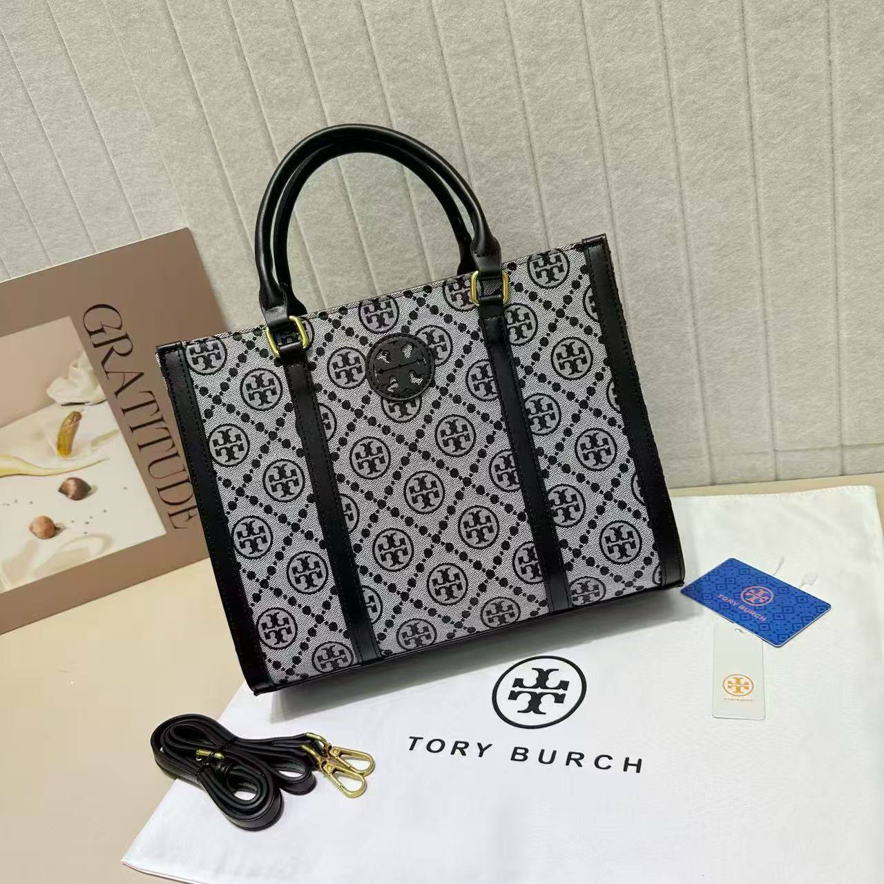 TORY BURCH 


GOOD QUALITY 

105  DHS

Zain39

♥️♥️♥️