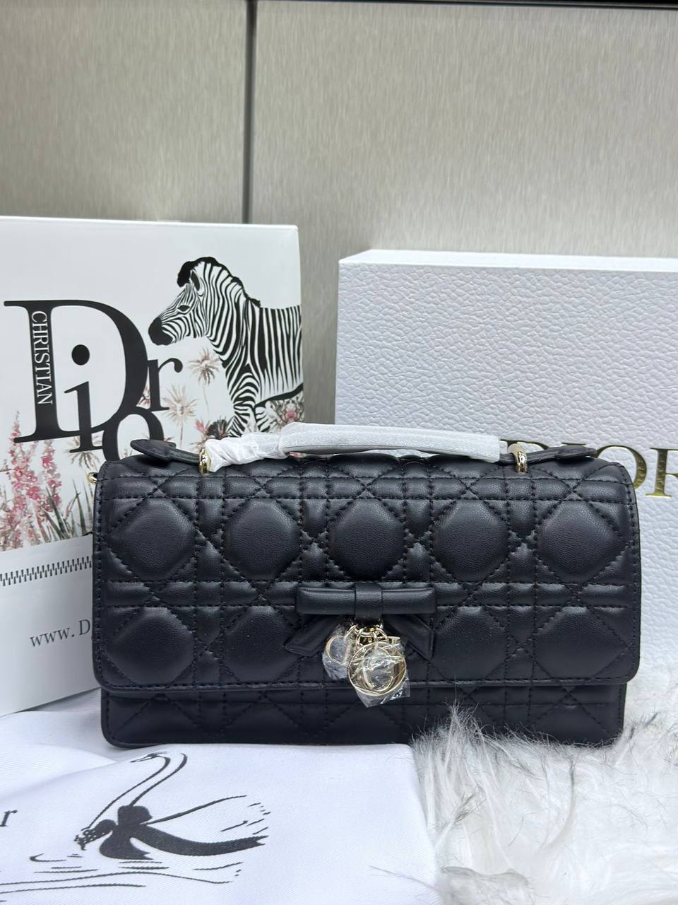 Dior 
Master
size 21x12cm

310 dhs✅

With box
🎁🎁🎁

Zain189
♥️♥️♥️
