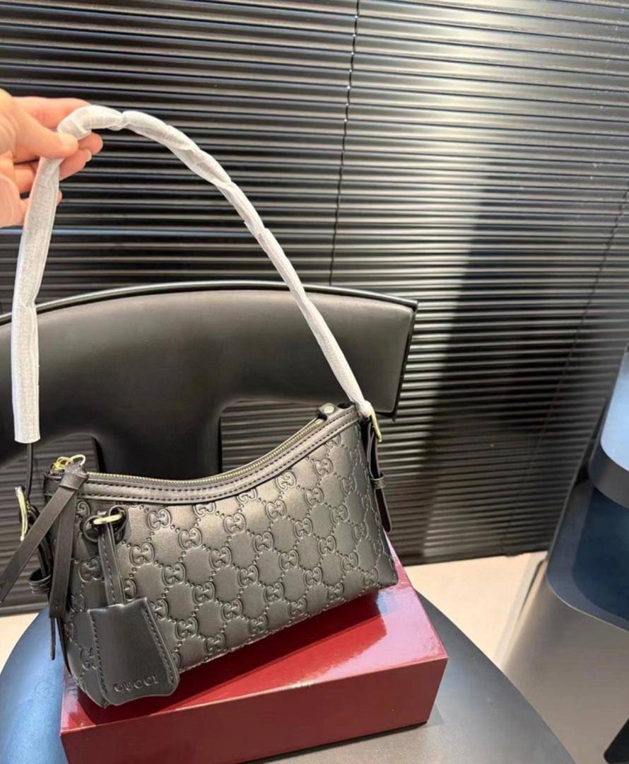 Gucci
95 dhs🇦🇪🇦🇪 
with box high quality  
22cm

Zain26
♥️♥️♥️