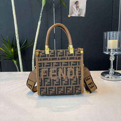 Fendi
19*19*7 cm
75 dhs💓

Zain17
♥️♥️♥️