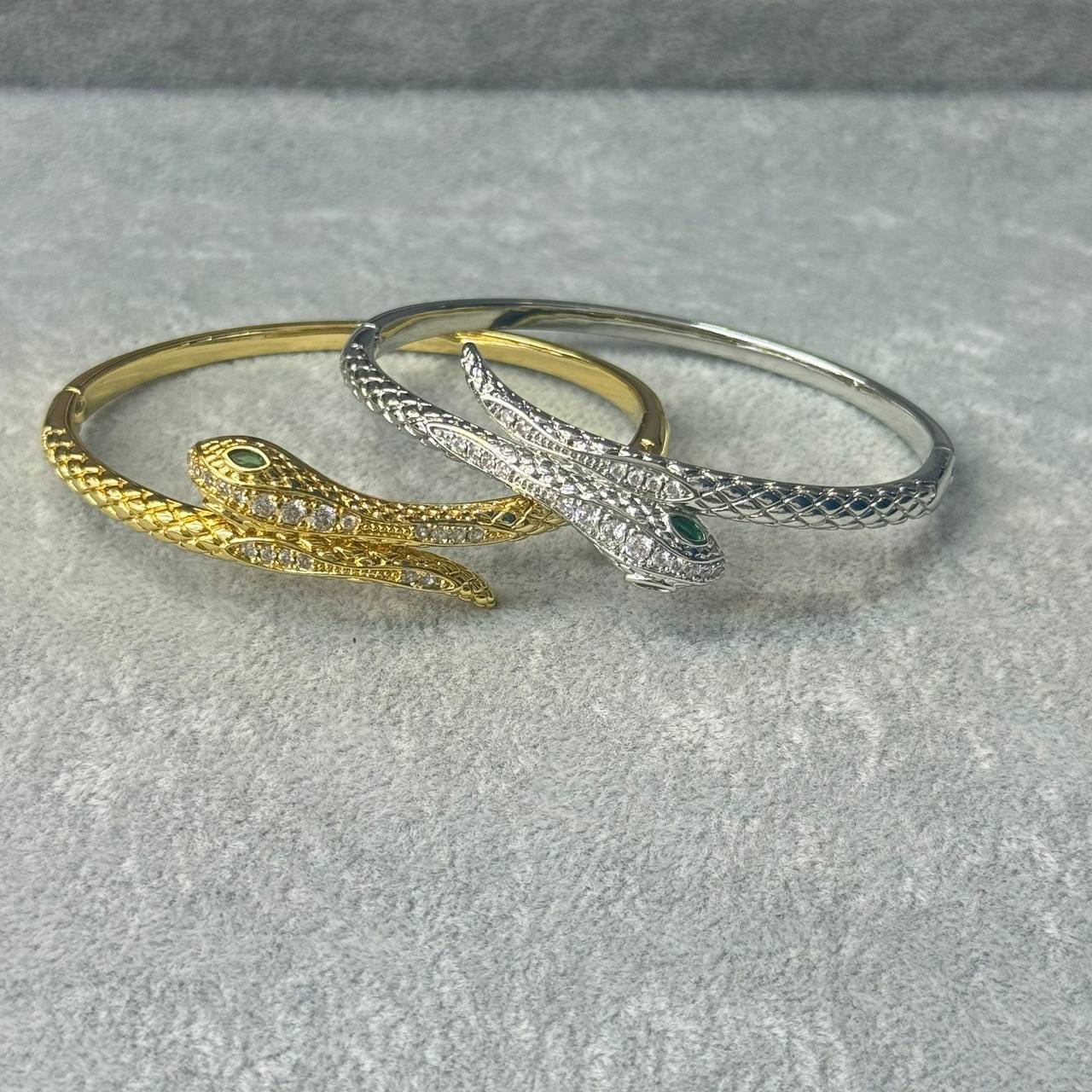 VCA 
Bangle 🦋
Ring 💍 size available 👇
6,7,8,9
Master quality 💯
With normal boxes 📦 
125 dhs💓
With master box 📦 
145 dhs💓

Zain216
♥️♥️♥️