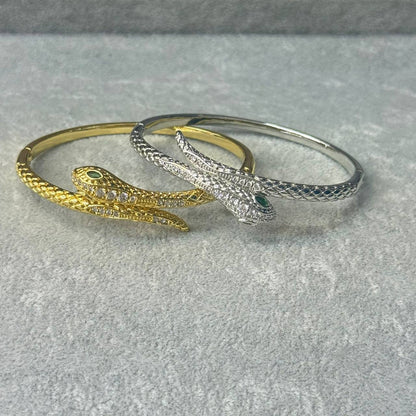 VCA 
Bangle 🦋
Ring 💍 size available 👇
6,7,8,9
Master quality 💯
With normal boxes 📦 
125 dhs💓
With master box 📦 
145 dhs💓

Zain216
♥️♥️♥️