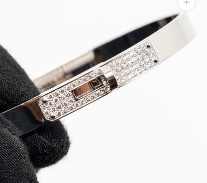 Hermes ❤️‍🔥*
Bangle 🦋
Master quality 💯
With normal boxes 🗃️ 
55 dhs✅
With master box 📦 
70 dhs✅

Zain216
♥️♥️♥️