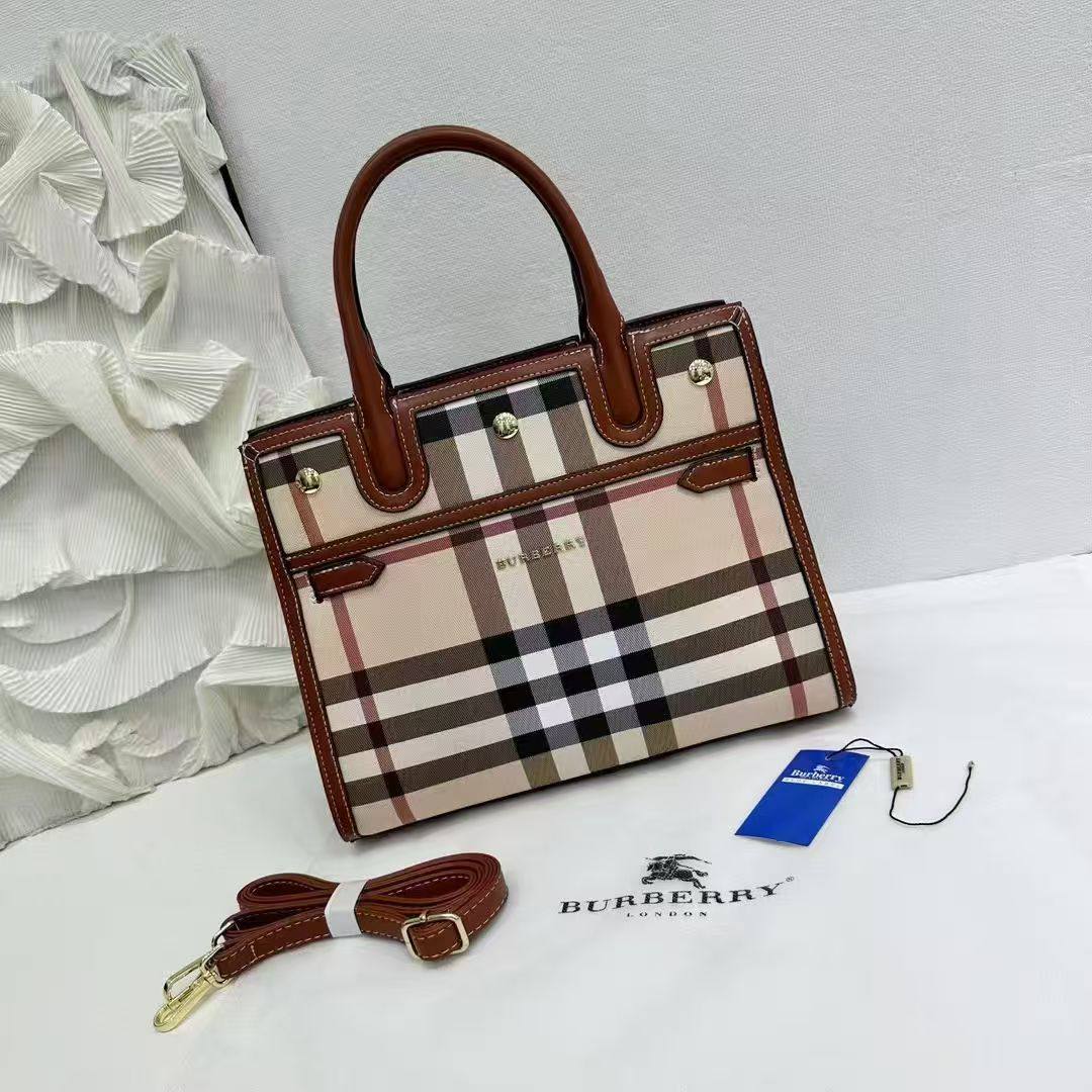 BURBERRY 
GOOD QUALITY 
115 dhs🪙🖤

Zain200
♥️♥️♥️