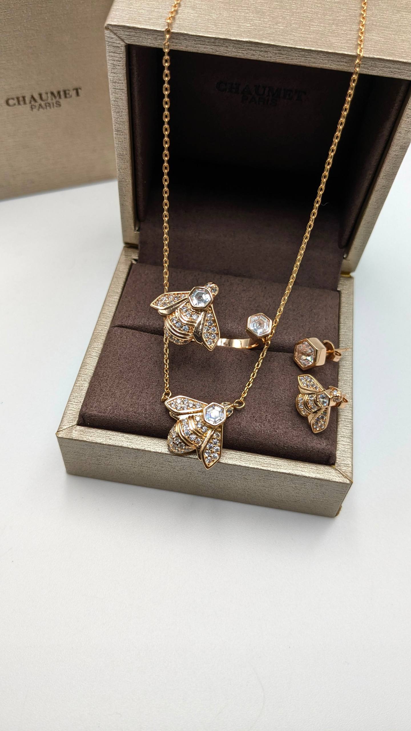 Chaumet
*Master Quality* 
*Necklace, Earrings & F.Ring*
190 dhs✅
with Normal Box 🎁

Zain210
♥️♥️♥️