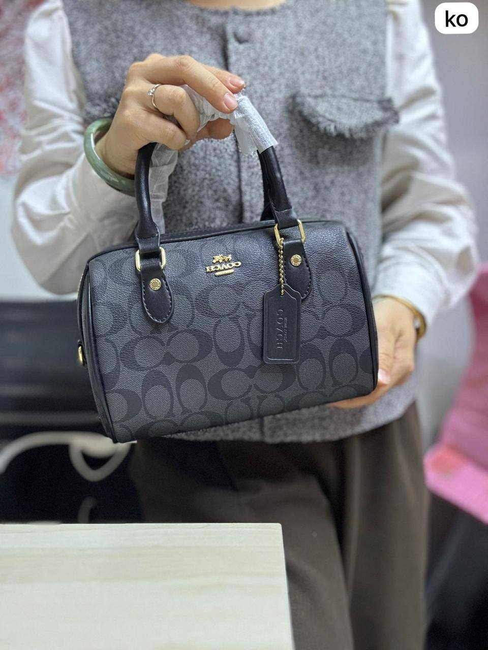 ❤️  Coach Rowan
1️⃣ First quality + 🎁
Size : 21 * 15  cm
85 dhs💓
with box 🎁

Zain115
♥️♥️♥️