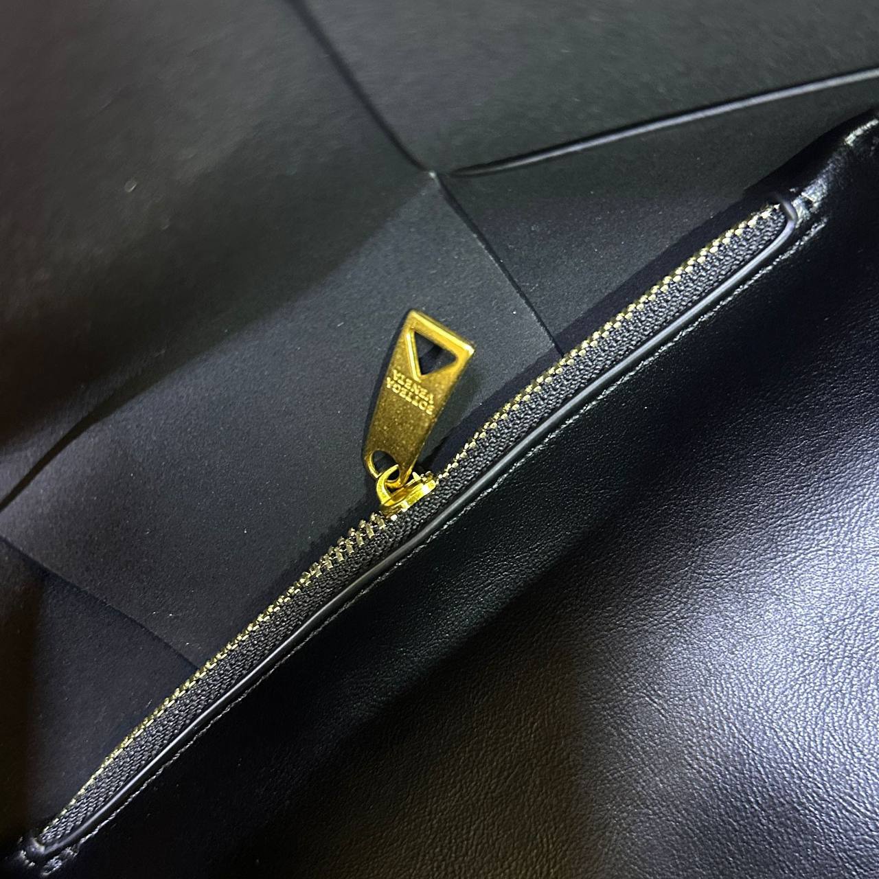 BOTTEGA
 NEW CAME GOOD QUALITY  
WITH BOX 
🎁🎁🎁

110 dhs🇦🇪

Zain39
♥️♥️♥️