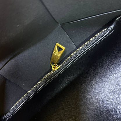 BOTTEGA
 NEW CAME GOOD QUALITY  
WITH BOX 
🎁🎁🎁

110 dhs🇦🇪

Zain39
♥️♥️♥️
