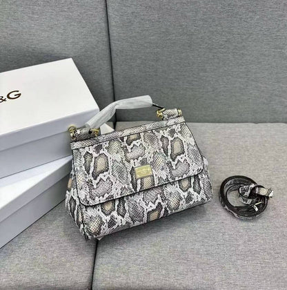 D&G
copy one restock 
with box 
🎁🎁🎁

190 dhs🪙💚

Zain39
♥️♥️♥️