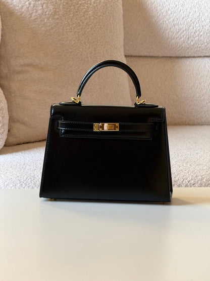 Hermes 
kelly 22cm💕
master quality😍with box❤️
340 dhs❤️💚

Zain52
♥️♥️♥️