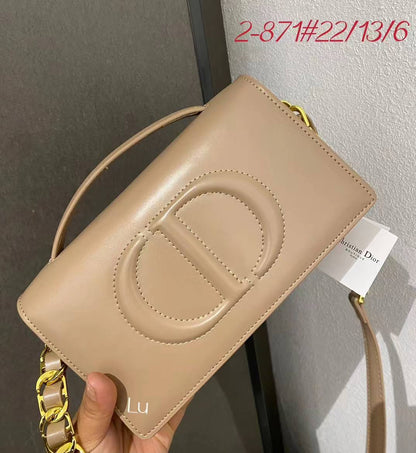DIOR 
120 dhs✅

Best quality 

with box
🎁🎁🎁

size 22 CM

Zain290
♥️♥️♥️