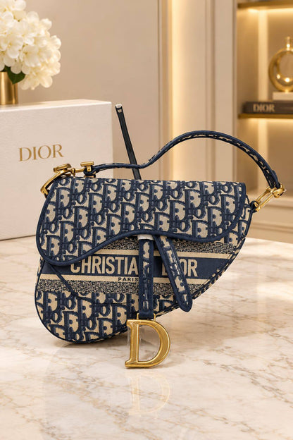 Dior Sadle Bag
25Cm 

With Box
300 dhs🇦🇪🇦🇪

Zain131
♥️♥️♥️