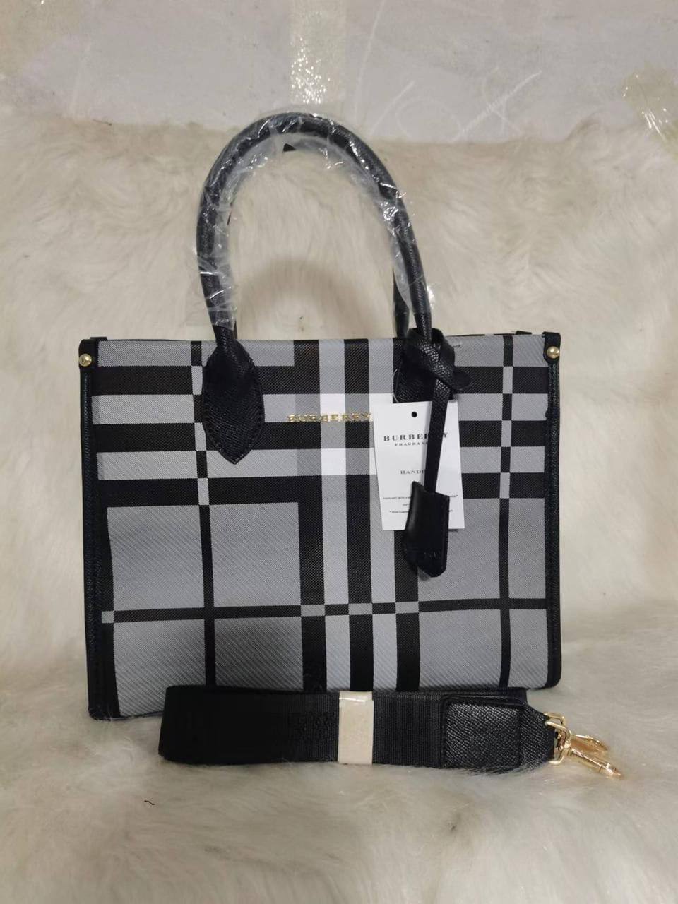 Burberry
70 dhs🇦🇪🇦🇪

Zain136
♥️♥️♥️