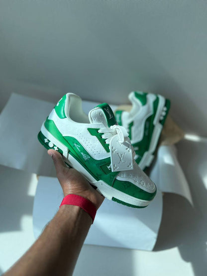 LOUIS VUITTON 
SUPER MASTER 
40-46
600 dhs🪙🖤

Zain43
♥️♥️♥️