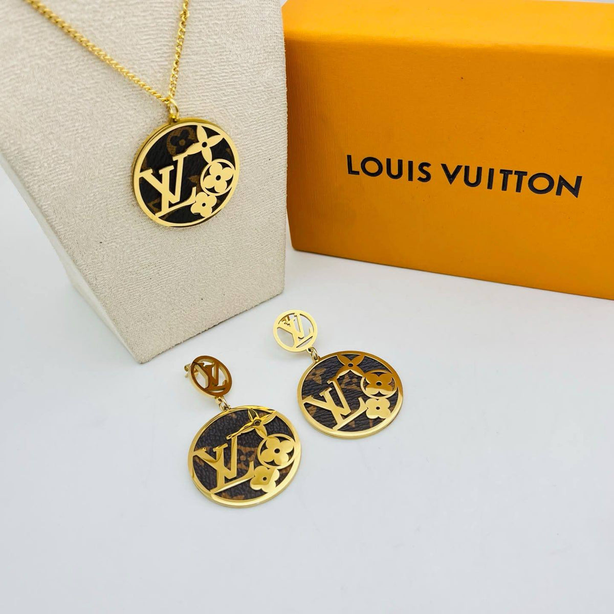 New arrival 
LV stainless steel non tarnish  set of 2 
60 dhs✅✅
70 dhs✅✅ with normal box 

Zain243
♥️♥️♥️