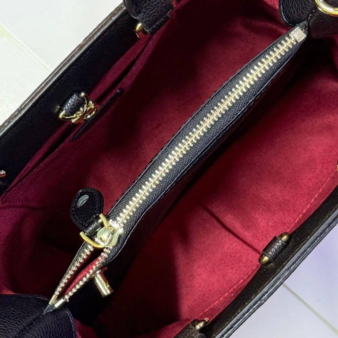LV
NEW CAME GOOD QUALITY WITHBOX 
🎁🎁🎁

95 dhs🪙🌨️
SIZE : 28cm

Zain39
♥️♥️♥️