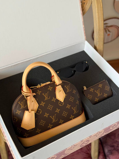New Collection✨✨✨
LV
21cm
440 dhs✅
*FULL SET(GIFT BOX)*😍😍
*MASTER QUALITY*
With box

Zain167
♥️♥️♥️