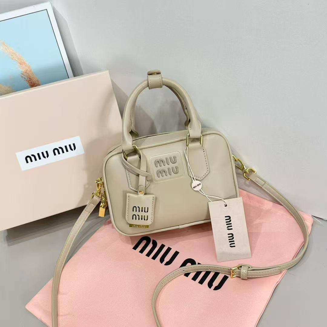 Miu Miu
95 dhs❣️
with box 
🎁🎁🎁

Good quality 🌹🌹🌹🌹

Zain253
♥️♥️♥️