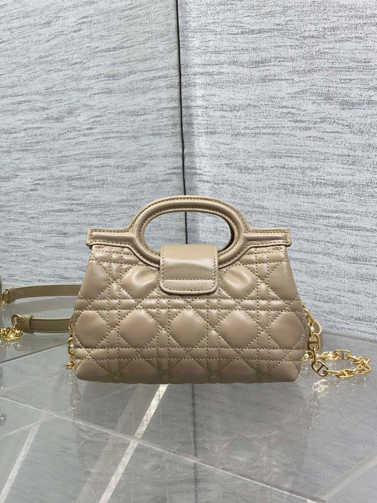 Dior Jolie Top Handle Mini Bag✅*
*Size 18 cm*
*Super Master*
For Price 👇 WTSP Text Zain 0568585901

Zain274
♥️♥️♥️