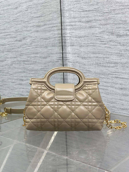 Dior Jolie Top Handle Mini Bag✅*
*Size 18 cm*
*Super Master*
For Price 👇 WTSP Text Zain 0568585901

Zain274
♥️♥️♥️