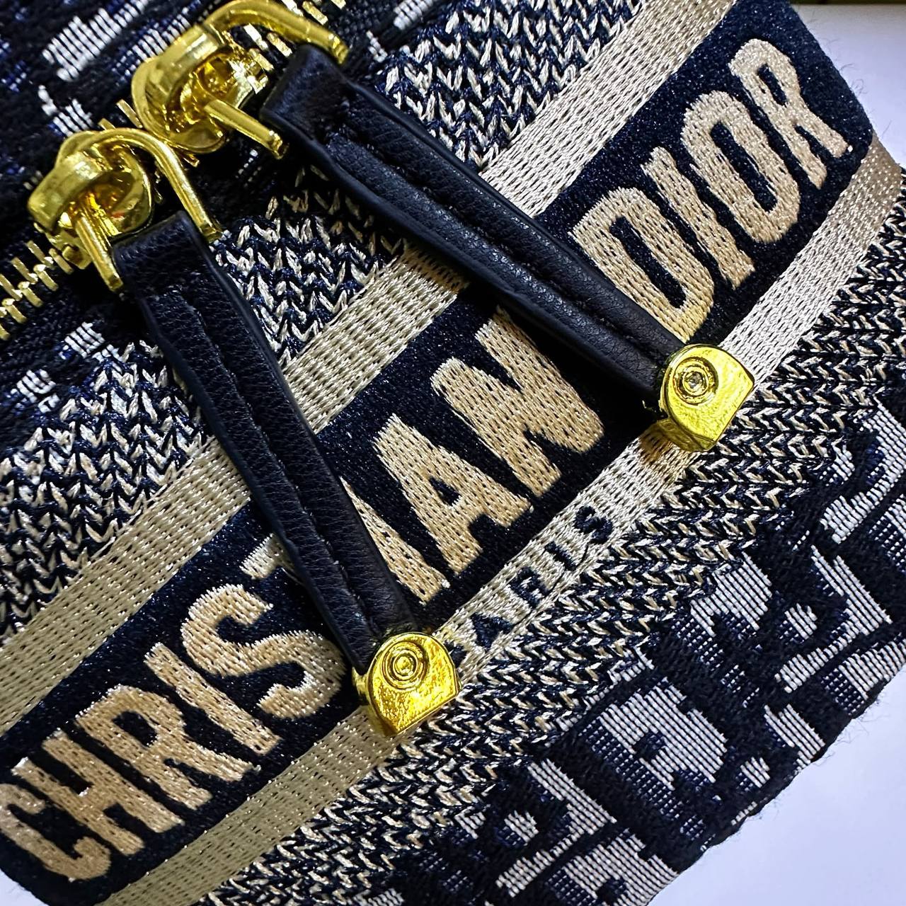 DIOR 
HIGH QUALITY 
WITH BOX 
150 dhs✅

Zain39
♥️♥️♥️