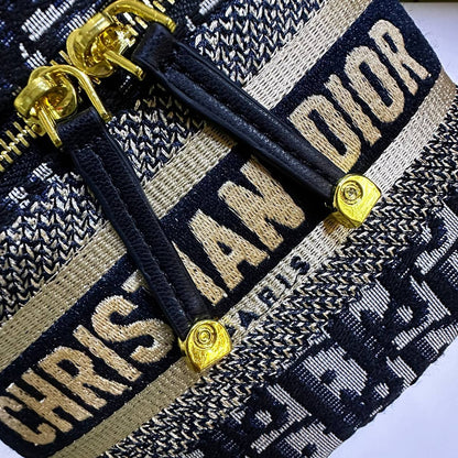DIOR 
HIGH QUALITY 
WITH BOX 
150 dhs✅

Zain39
♥️♥️♥️