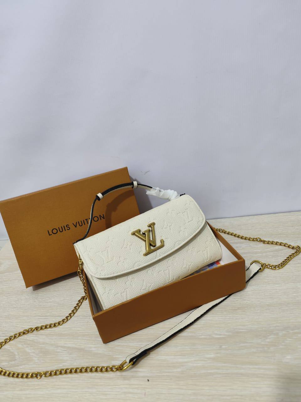 Coach

70 dhs🪙💕 

high quality 

with box  
🎁🎁🎁
23cm

Zain26
♥️♥️♥️