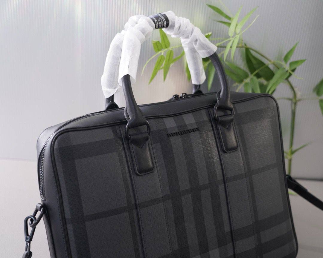 BURBERRY                                                 *Laptop bag*                                                            *Master quality*         
450 dhs🪙🖤

Zain179
♥️♥️♥️