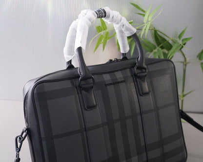 BURBERRY                                                 *Laptop bag*                                                            *Master quality*         
450 dhs🪙🖤

Zain179
♥️♥️♥️