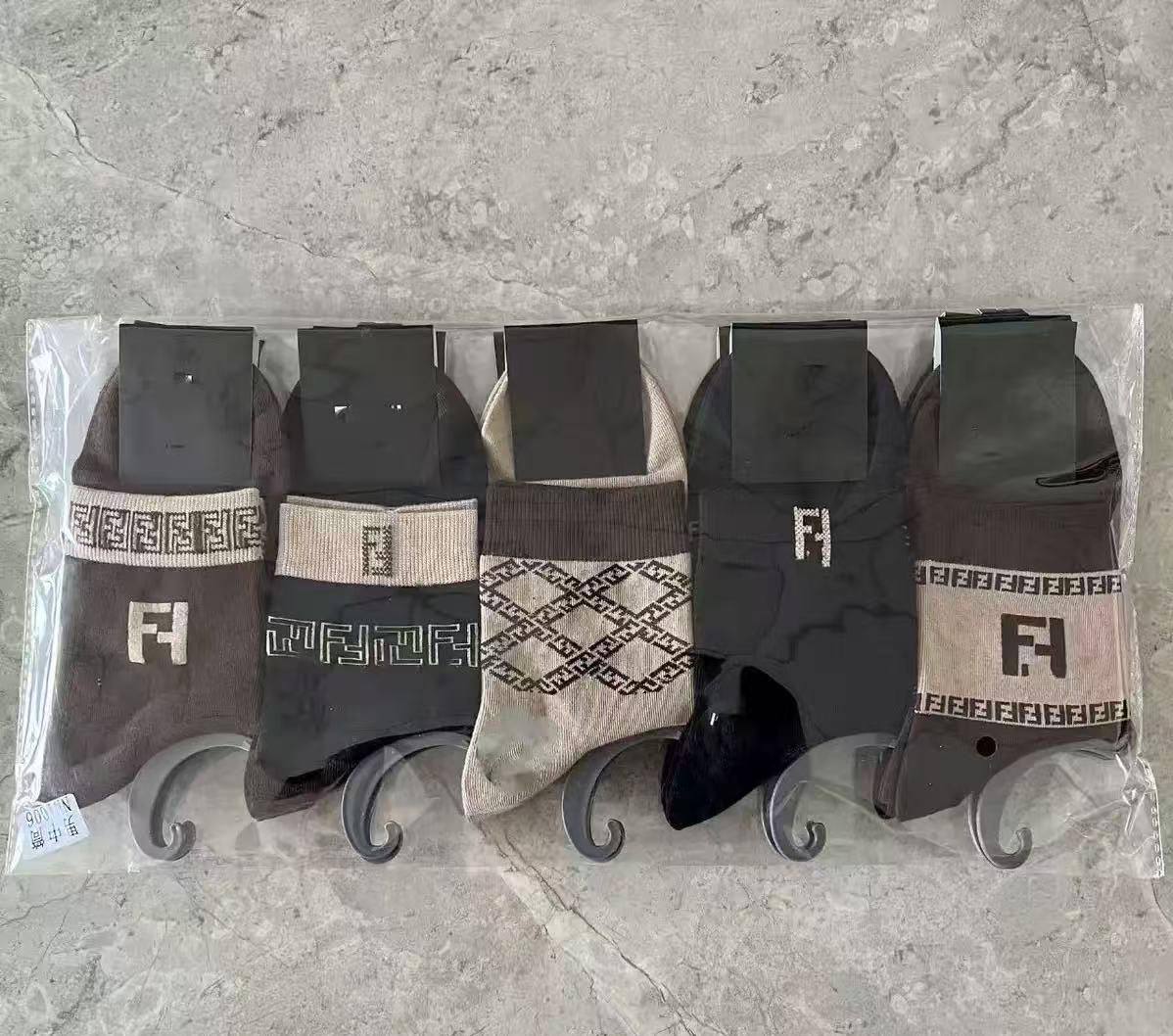 Socks 🧦 ❤️‍🔥*
5 piece 🤯
With boxes 🗃️ 
good quality 💯
45 dhs🪙💚

Zain216
♥️♥️♥️