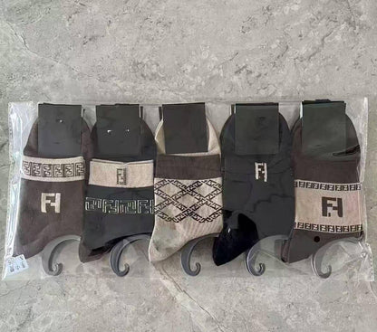 Socks 🧦 ❤️‍🔥*
5 piece 🤯
With boxes 🗃️ 
good quality 💯
45 dhs🪙💚

Zain216
♥️♥️♥️