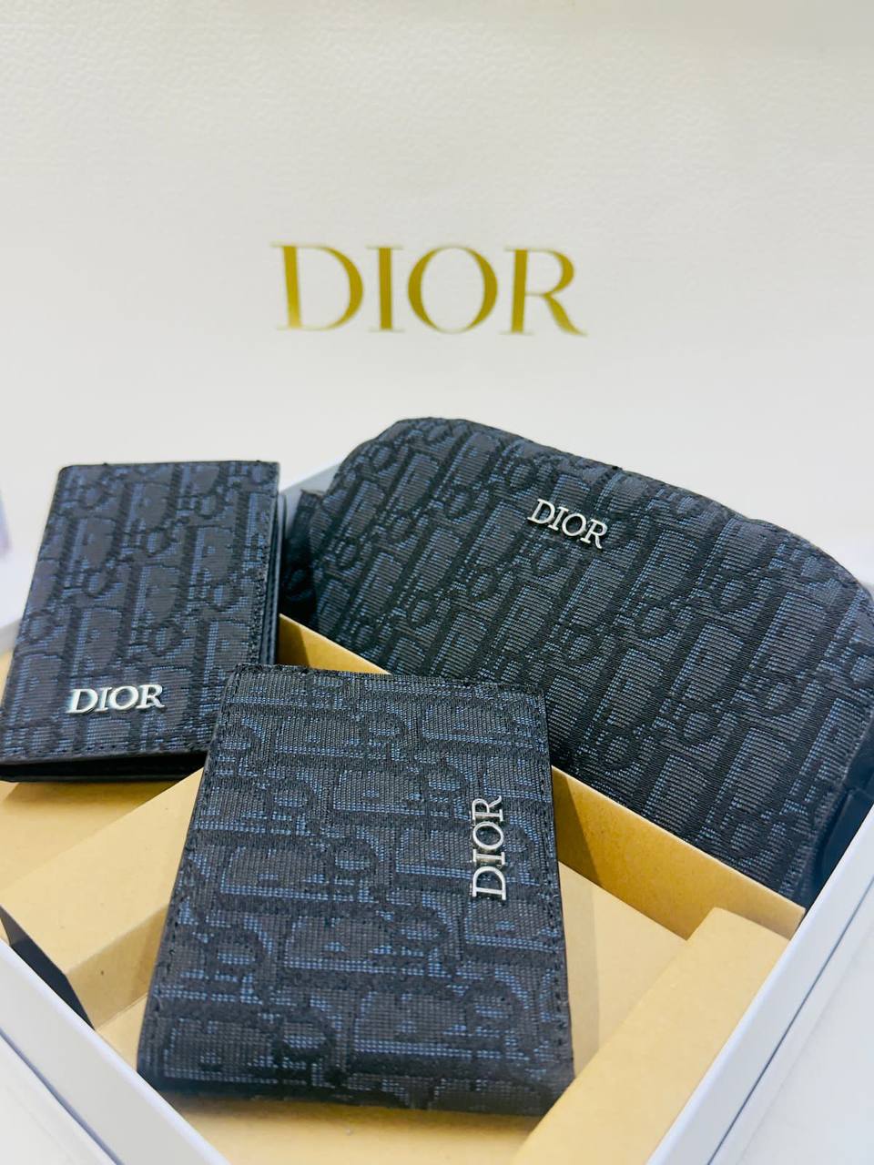 Set 

95 DHS🪙🌨️

WITHBOX AND PAPER BAG 💼
🎁🎁🎁

Zain40
♥️♥️♥️