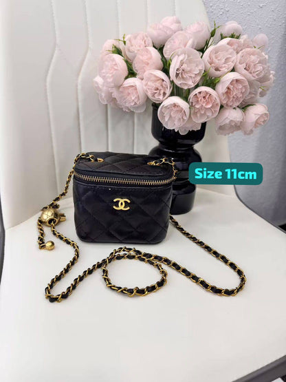 Chanel

Good quality 

with box 
100 dhs🇦🇪🇦🇪

Zain186
♥️♥️♥️