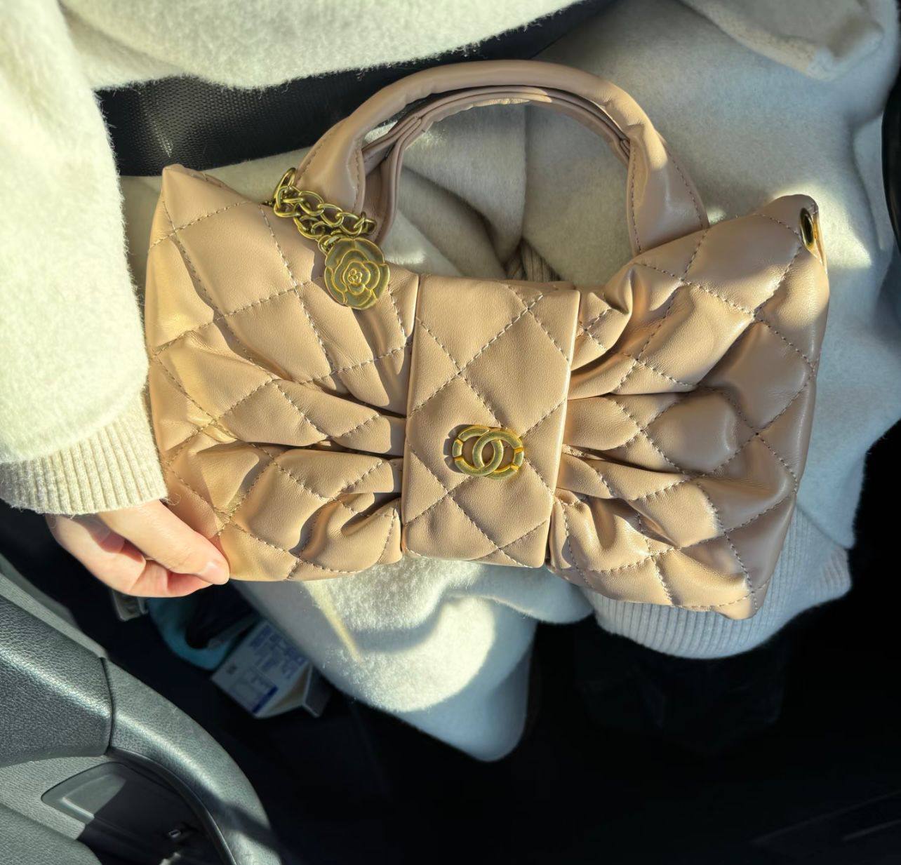 Chanel 
good quality, comes 
with box,  
🎁🎁🎁

size... 25* 14 cm 
95 dhs❣️

Zain12
♥️♥️♥️