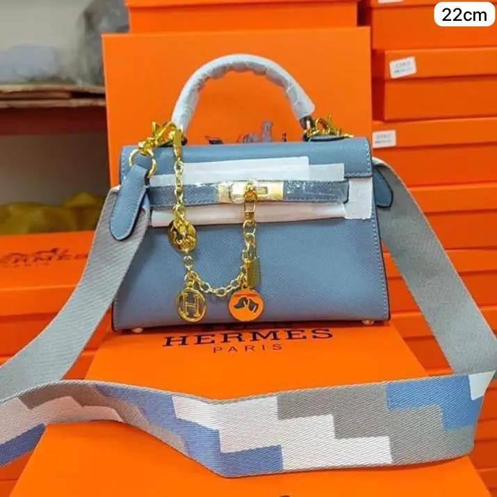 Hermes Killy 
1⃣️ First quality
 + chain⛓️+ 2 strap +🎁
Size : 22 *15 *7 cm
95 dhs🇦🇪🇦🇪
with box🎁

Zain115
♥️♥️♥️