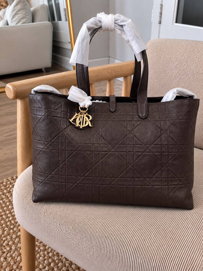 DIOR  

SUPER MASTER QUALITY 
Size :41 cm
AVAILABLE 

For Price 👇 WhatsApp✅
0568585901 
0507557372
0552275751 Owner Zain 👌

Zain307
♥️♥️♥️
