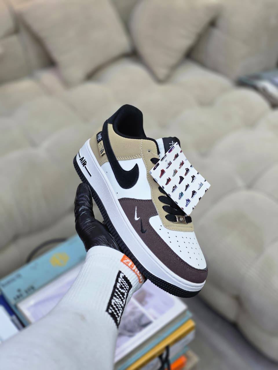 NIKE
Size 40 to 44 
100 dhs✅

Zain27
♥️♥️♥️