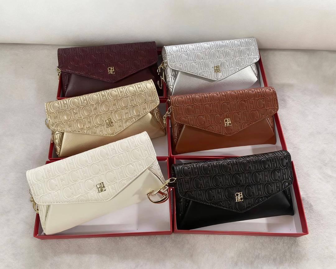 CH
90 dhs🪙🖤
size：20cm
Good quality 

with box
🎁🎁🎁

Zain35
♥️♥️♥️